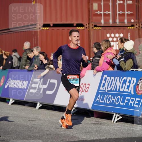 03.10.2025 - Köhlbrandbrückenlauf Michael Burmester http://msf.ph/oto/8993652 03.10.2025 09:55:01 Ziel 1268, 2879, 3083, 3152, 3193, 3288, 3490, 3628, 3715, 3720 meine-sportfotos.de