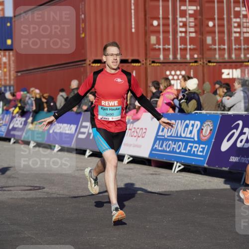 03.10.2025 - Köhlbrandbrückenlauf Michael Burmester http://msf.ph/oto/8993676 03.10.2025 09:55:02 Ziel 2879, 3083, 3152, 3288, 3490, 3628, 3715, 3720 meine-sportfotos.de