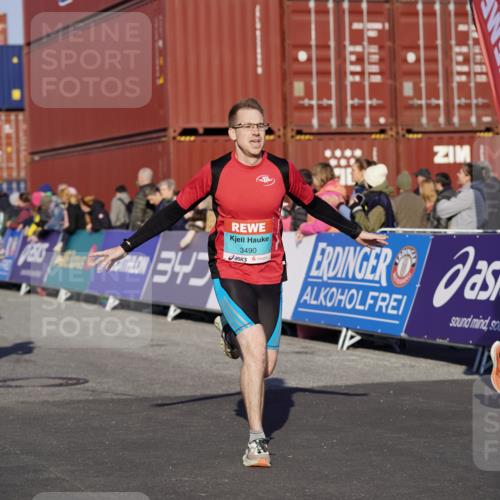 03.10.2025 - Köhlbrandbrückenlauf Michael Burmester http://msf.ph/oto/8993682 03.10.2025 09:55:02 Ziel 2879, 3083, 3152, 3288, 3490, 3628, 3715, 3720 meine-sportfotos.de