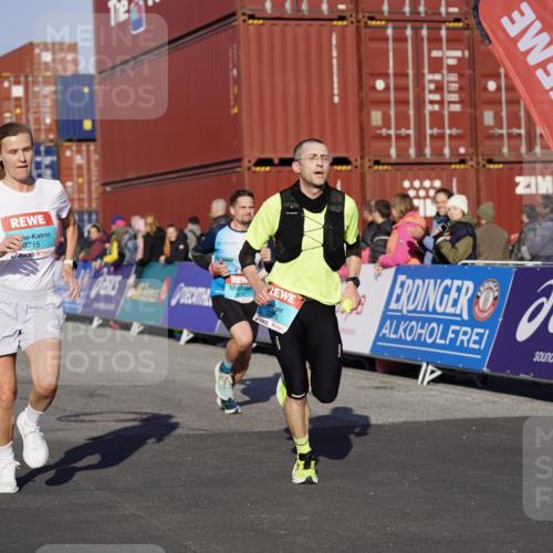 03.10.2025 - Köhlbrandbrückenlauf Michael Burmester http://msf.ph/oto/8993721 03.10.2025 09:55:04 Ziel 2879, 3083, 3152, 3288, 3490, 3628, 3702, 3715, 3720 meine-sportfotos.de