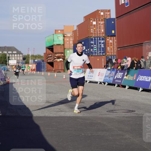 03.10.2025 - Köhlbrandbrückenlauf Michael Burmester http://msf.ph/oto/8993741 03.10.2025 09:55:07 Ziel 2879, 3083, 3152, 3490, 3628, 3702, 3715, 3720 meine-sportfotos.de