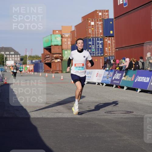 03.10.2025 - Köhlbrandbrückenlauf Michael Burmester http://msf.ph/oto/8993746 03.10.2025 09:55:07 Ziel 2879, 3083, 3152, 3490, 3628, 3702, 3715, 3720 meine-sportfotos.de