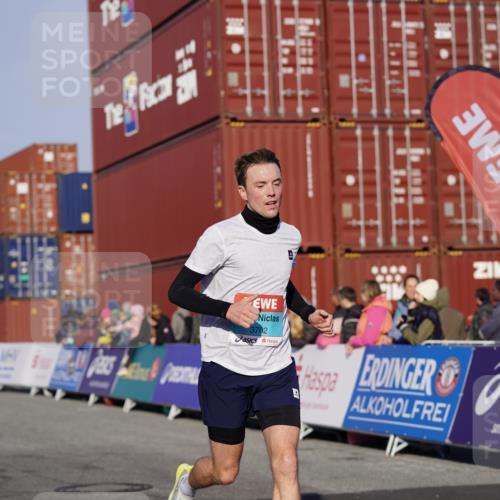 03.10.2025 - Köhlbrandbrückenlauf Michael Burmester http://msf.ph/oto/8993752 03.10.2025 09:55:09 Ziel 2879, 3152, 3702, 3715, 3720 meine-sportfotos.de