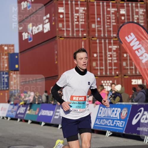 03.10.2025 - Köhlbrandbrückenlauf Michael Burmester http://msf.ph/oto/8993757 03.10.2025 09:55:09 Ziel 2879, 3152, 3702, 3715, 3720 meine-sportfotos.de
