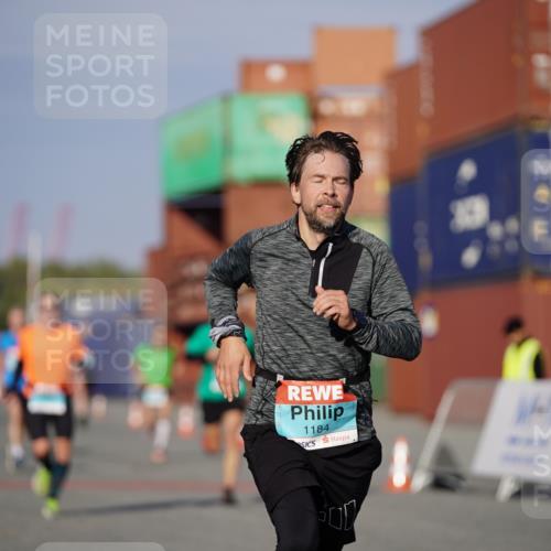 03.10.2025 - Köhlbrandbrückenlauf Michael Burmester http://msf.ph/oto/8993778 03.10.2025 09:55:16 Ziel 1184, 3266 meine-sportfotos.de