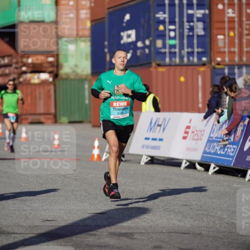 03.10.2025 - Köhlbrandbrückenlauf Michael Burmester http://msf.ph/oto/8993791 03.10.2025 09:55:19 Ziel 1030, 1184, 3185, 3266 meine-sportfotos.de