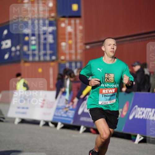 03.10.2025 - Köhlbrandbrückenlauf Michael Burmester http://msf.ph/oto/8993809 03.10.2025 09:55:20 Ziel 1030, 1184, 3185, 3266 meine-sportfotos.de