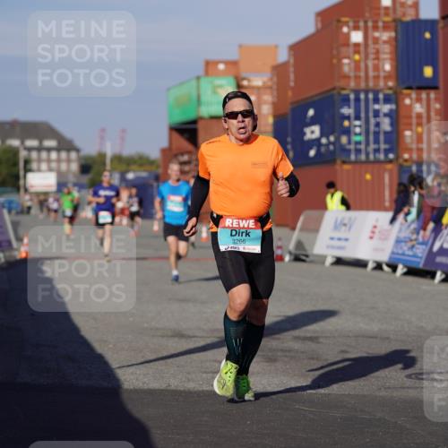 03.10.2025 - Köhlbrandbrückenlauf Michael Burmester http://msf.ph/oto/8993815 03.10.2025 09:55:21 Ziel 1030, 1184, 2704, 3185, 3266 meine-sportfotos.de