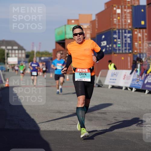 03.10.2025 - Köhlbrandbrückenlauf Michael Burmester http://msf.ph/oto/8993821 03.10.2025 09:55:21 Ziel 1030, 1184, 2704, 3185, 3266 meine-sportfotos.de