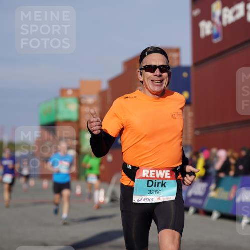 03.10.2025 - Köhlbrandbrückenlauf Michael Burmester http://msf.ph/oto/8993832 03.10.2025 09:55:22 Ziel 1030, 1040, 1184, 2704, 3185, 3266 meine-sportfotos.de
