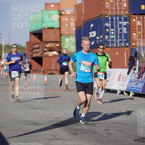 03.10.2025 - Köhlbrandbrückenlauf Michael Burmester http://msf.ph/oto/8993846 03.10.2025 09:55:24 Ziel 1030, 1040, 2704, 3185, 3266 meine-sportfotos.de