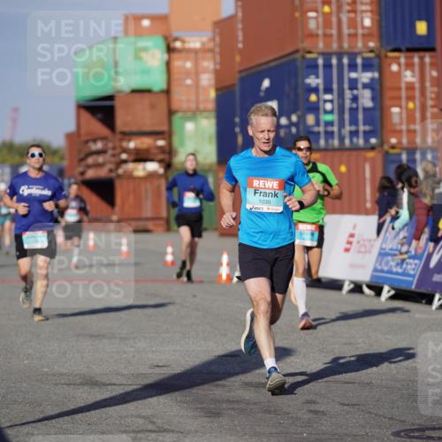 03.10.2025 - Köhlbrandbrückenlauf Michael Burmester http://msf.ph/oto/8993855 03.10.2025 09:55:24 Ziel 1030, 1040, 2704, 3185, 3266 meine-sportfotos.de