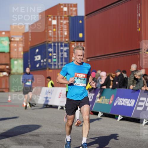 03.10.2025 - Köhlbrandbrückenlauf Michael Burmester http://msf.ph/oto/8993860 03.10.2025 09:55:25 Ziel 1016, 1030, 1040, 2704, 3185, 3266 meine-sportfotos.de
