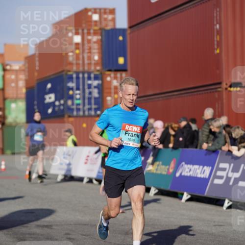 03.10.2025 - Köhlbrandbrückenlauf Michael Burmester http://msf.ph/oto/8993866 03.10.2025 09:55:25 Ziel 1016, 1030, 1040, 2704, 3185, 3266 meine-sportfotos.de