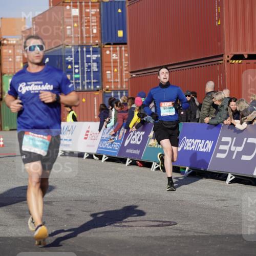 03.10.2025 - Köhlbrandbrückenlauf Michael Burmester http://msf.ph/oto/8993902 03.10.2025 09:55:27 Ziel 1016, 1030, 1040, 2704, 3185, 3266 meine-sportfotos.de