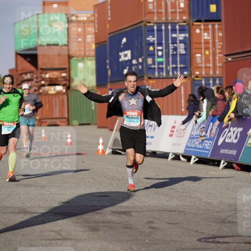 03.10.2025 - Köhlbrandbrückenlauf Michael Burmester http://msf.ph/oto/8993918 03.10.2025 09:55:30 Ziel 1016, 1030, 1040, 1490, 2703, 2704, 2934 meine-sportfotos.de