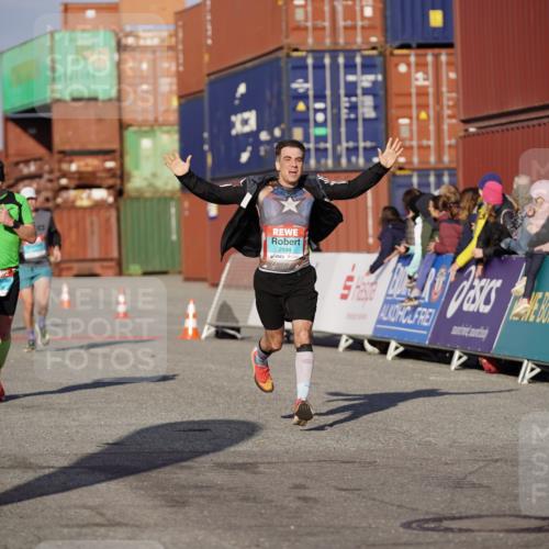 03.10.2025 - Köhlbrandbrückenlauf Michael Burmester http://msf.ph/oto/8993932 03.10.2025 09:55:30 Ziel 1016, 1030, 1040, 1490, 2703, 2704, 2934 meine-sportfotos.de