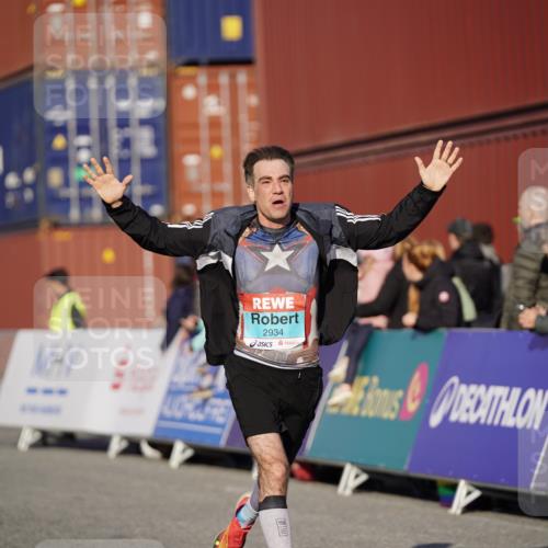 03.10.2025 - Köhlbrandbrückenlauf Michael Burmester http://msf.ph/oto/8993943 03.10.2025 09:55:31 Ziel 1016, 1030, 1040, 1490, 2703, 2704, 2934 meine-sportfotos.de