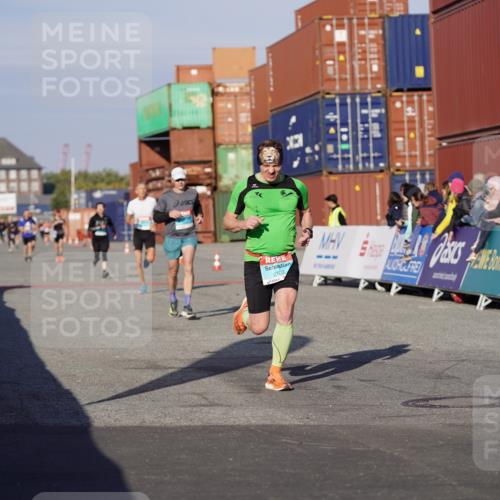 03.10.2025 - Köhlbrandbrückenlauf Michael Burmester http://msf.ph/oto/8993952 03.10.2025 09:55:32 Ziel 1016, 1040, 1048, 1490, 2703, 2704, 2934 meine-sportfotos.de