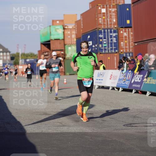 03.10.2025 - Köhlbrandbrückenlauf Michael Burmester http://msf.ph/oto/8993959 03.10.2025 09:55:32 Ziel 1016, 1040, 1048, 1490, 2703, 2704, 2934 meine-sportfotos.de