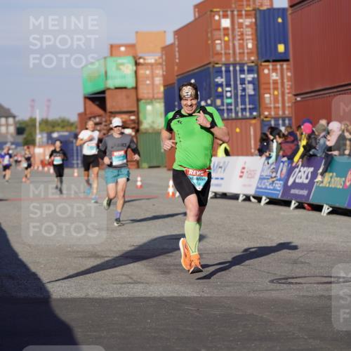 03.10.2025 - Köhlbrandbrückenlauf Michael Burmester http://msf.ph/oto/8993964 03.10.2025 09:55:33 Ziel 1016, 1040, 1048, 1490, 2703, 2704, 2934 meine-sportfotos.de