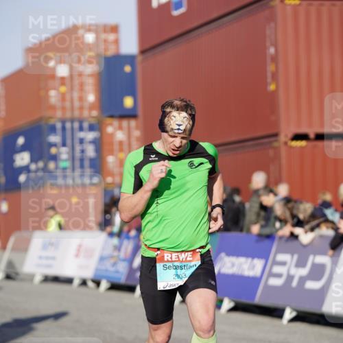 03.10.2025 - Köhlbrandbrückenlauf Michael Burmester http://msf.ph/oto/8993974 03.10.2025 09:55:34 Ziel 1016, 1040, 1048, 1490, 2703, 2934 meine-sportfotos.de