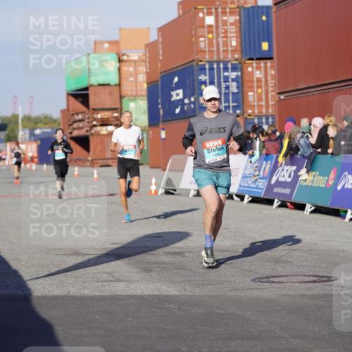 03.10.2025 - Köhlbrandbrückenlauf Michael Burmester http://msf.ph/oto/8993980 03.10.2025 09:55:35 Ziel 1016, 1048, 1490, 2703, 2934, 3789 meine-sportfotos.de