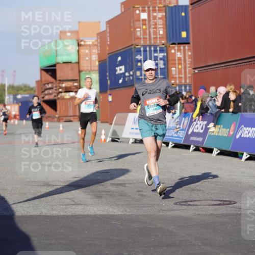 03.10.2025 - Köhlbrandbrückenlauf Michael Burmester http://msf.ph/oto/8993986 03.10.2025 09:55:35 Ziel 1016, 1048, 1490, 2703, 2934, 3789 meine-sportfotos.de