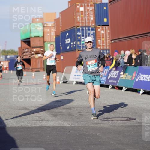 03.10.2025 - Köhlbrandbrückenlauf Michael Burmester http://msf.ph/oto/8993989 03.10.2025 09:55:35 Ziel 1016, 1048, 1490, 2703, 2934, 3789 meine-sportfotos.de