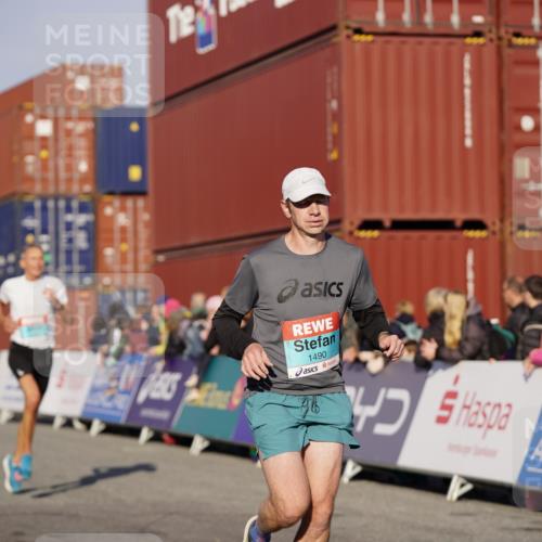 03.10.2025 - Köhlbrandbrückenlauf Michael Burmester http://msf.ph/oto/8993997 03.10.2025 09:55:36 Ziel 1016, 1048, 1490, 2703, 2934, 3789 meine-sportfotos.de