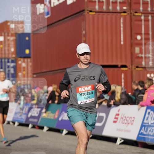 03.10.2025 - Köhlbrandbrückenlauf Michael Burmester http://msf.ph/oto/8994003 03.10.2025 09:55:36 Ziel 1016, 1048, 1490, 2703, 2934, 3789 meine-sportfotos.de