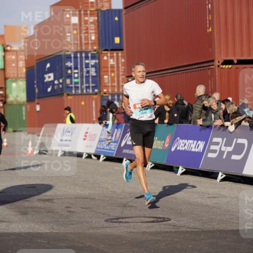 03.10.2025 - Köhlbrandbrückenlauf Michael Burmester http://msf.ph/oto/8994009 03.10.2025 09:55:37 Ziel 1016, 1048, 1490, 2703, 2934, 3789 meine-sportfotos.de