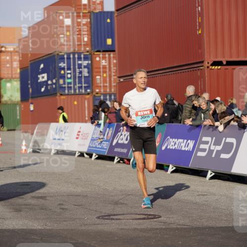 03.10.2025 - Köhlbrandbrückenlauf Michael Burmester http://msf.ph/oto/8994012 03.10.2025 09:55:37 Ziel 1016, 1048, 1490, 2703, 2934, 3789 meine-sportfotos.de