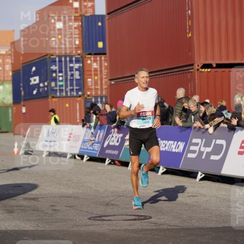 03.10.2025 - Köhlbrandbrückenlauf Michael Burmester http://msf.ph/oto/8994016 03.10.2025 09:55:37 Ziel 1016, 1048, 1490, 2703, 2934, 3789 meine-sportfotos.de