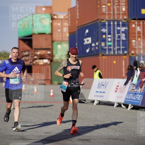 03.10.2025 - Köhlbrandbrückenlauf Michael Burmester http://msf.ph/oto/8994058 03.10.2025 09:55:44 Ziel 1028, 1048, 3007, 3494, 3789 meine-sportfotos.de