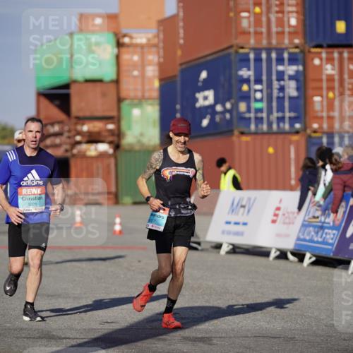 03.10.2025 - Köhlbrandbrückenlauf Michael Burmester http://msf.ph/oto/8994063 03.10.2025 09:55:44 Ziel 1028, 1048, 3007, 3494, 3789 meine-sportfotos.de