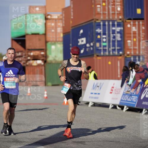 03.10.2025 - Köhlbrandbrückenlauf Michael Burmester http://msf.ph/oto/8994069 03.10.2025 09:55:44 Ziel 1028, 1048, 3007, 3494, 3789 meine-sportfotos.de
