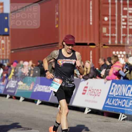 03.10.2025 - Köhlbrandbrückenlauf Michael Burmester http://msf.ph/oto/8994091 03.10.2025 09:55:46 Ziel 1028, 3007, 3494, 3789 meine-sportfotos.de