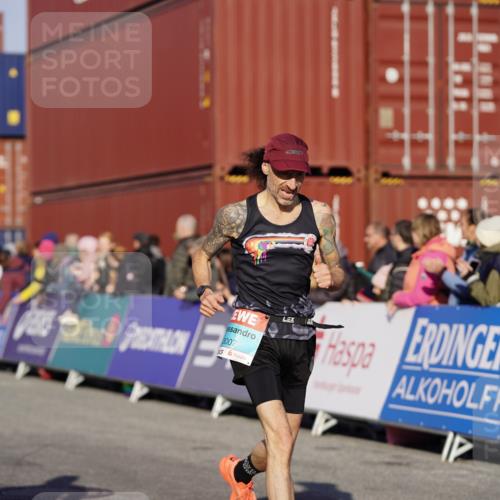 03.10.2025 - Köhlbrandbrückenlauf Michael Burmester http://msf.ph/oto/8994097 03.10.2025 09:55:46 Ziel 1028, 3007, 3494, 3789 meine-sportfotos.de