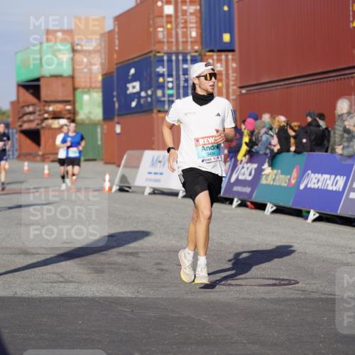 03.10.2025 - Köhlbrandbrückenlauf Michael Burmester http://msf.ph/oto/8994120 03.10.2025 09:55:48 Ziel 1028, 1224, 3007, 3494 meine-sportfotos.de