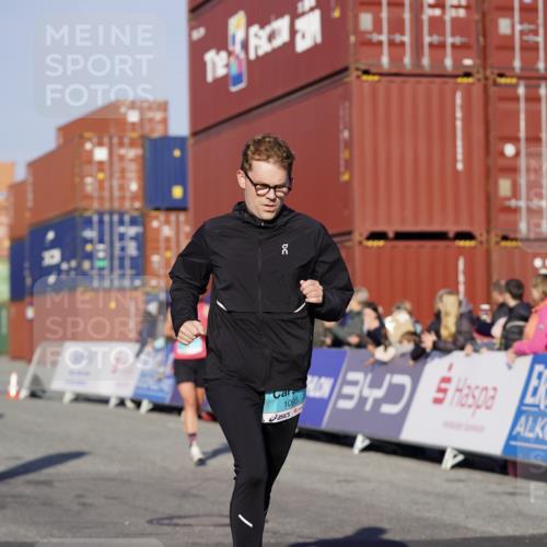 03.10.2025 - Köhlbrandbrückenlauf Michael Burmester http://msf.ph/oto/8994241 03.10.2025 09:56:01 Ziel 1020, 1036, 1095, 1230, 3143, 3181, 3223, 3249, 3332 meine-sportfotos.de