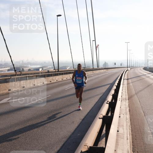 03.10.2025 - Köhlbrandbrückenlauf Julia Fischer http://msf.ph/oto/8999409 03.10.2025 09:14:52 Position 1  meine-sportfotos.de