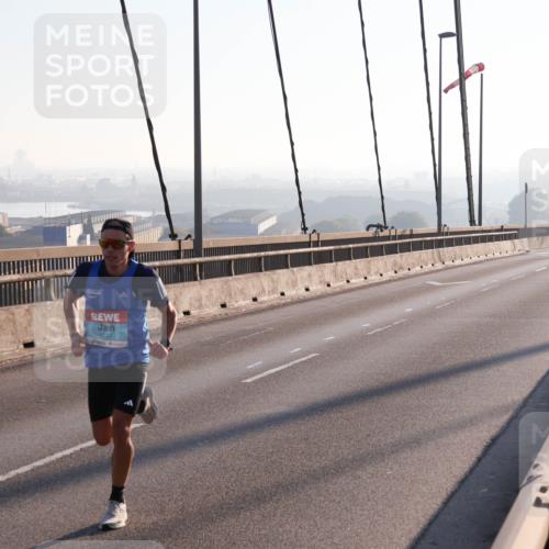 03.10.2025 - Köhlbrandbrückenlauf Julia Fischer http://msf.ph/oto/8999433 03.10.2025 09:15:39 Position 1 3247 meine-sportfotos.de