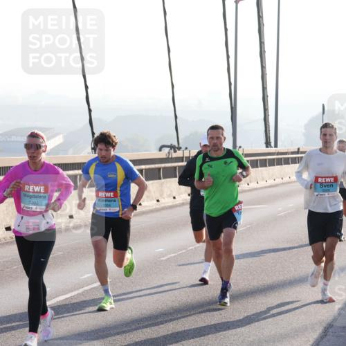 03.10.2025 - Köhlbrandbrückenlauf Julia Fischer http://msf.ph/oto/8999524 03.10.2025 09:17:32 Position 1 3203, 3304, 3209 meine-sportfotos.de