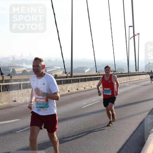 03.10.2025 - Köhlbrandbrückenlauf Julia Fischer http://msf.ph/oto/8999697 03.10.2025 09:18:34 Position 1 3086 meine-sportfotos.de
