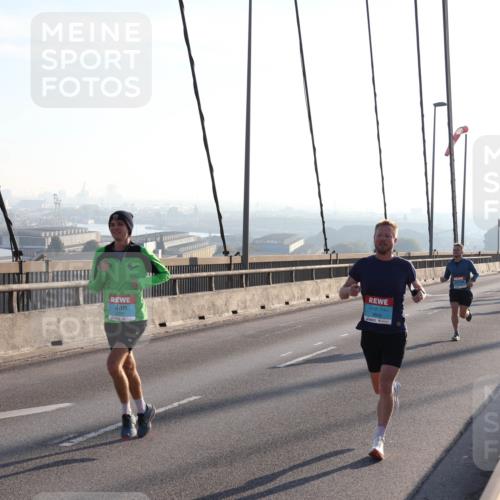 03.10.2025 - Köhlbrandbrückenlauf Julia Fischer http://msf.ph/oto/8999746 03.10.2025 09:18:47 Position 1  meine-sportfotos.de