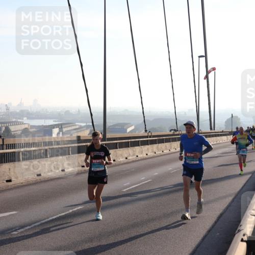 03.10.2025 - Köhlbrandbrückenlauf Julia Fischer http://msf.ph/oto/8999781 03.10.2025 09:18:57 Position 1  meine-sportfotos.de