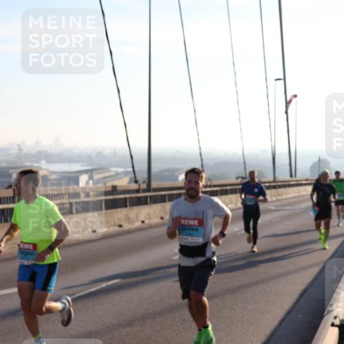 03.10.2025 - Köhlbrandbrückenlauf Julia Fischer http://msf.ph/oto/8999872 03.10.2025 09:19:11 Position 1  meine-sportfotos.de