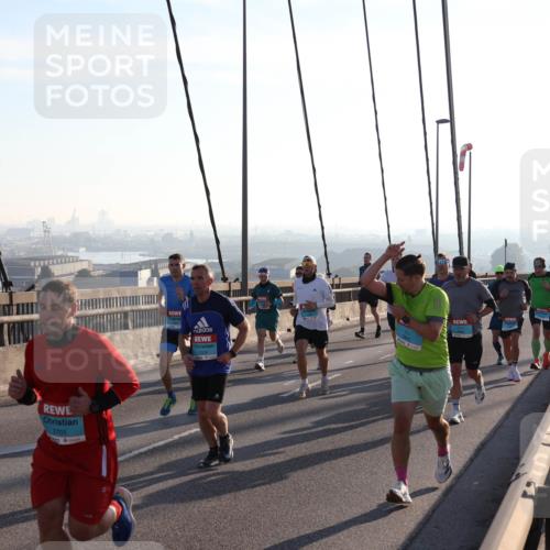 03.10.2025 - Köhlbrandbrückenlauf Julia Fischer http://msf.ph/oto/8999948 03.10.2025 09:19:37 Position 1 3705 meine-sportfotos.de
