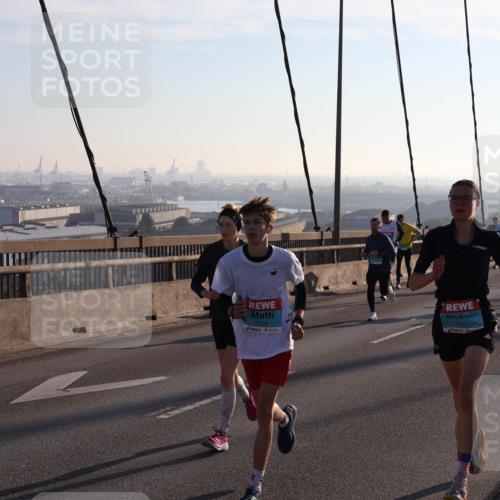 03.10.2025 - Köhlbrandbrückenlauf Julia Fischer http://msf.ph/oto/9000355 03.10.2025 09:20:58 Position 1 2728, 1087 meine-sportfotos.de